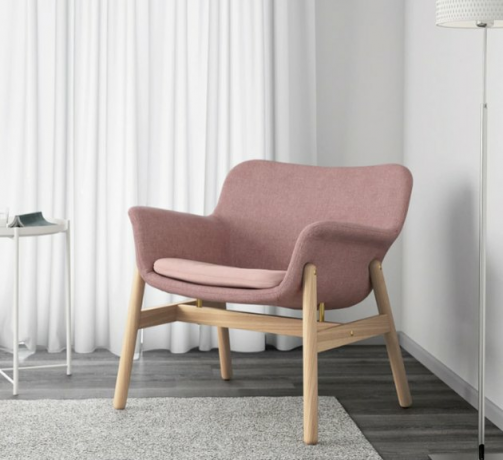 IKEA woonkamer minimalistisch meubilair in de woonkamer met roze accentstoel