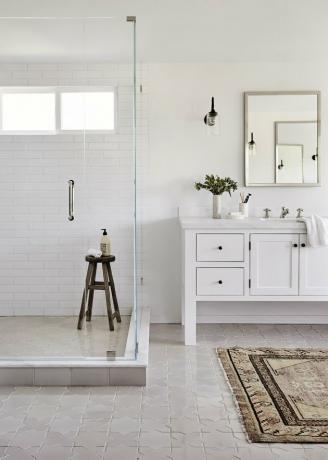 banheiro branco com porta de box de vidro sem moldura