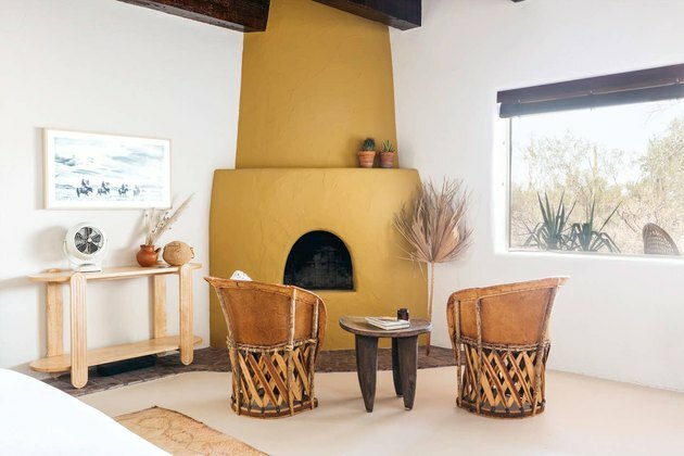 غرفة المعيشة مع لوحة ألوان بيت مغرة وكريمة الصحراء