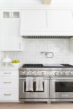 forno duplo de aço inoxidável e fogão a gás na cozinha branca