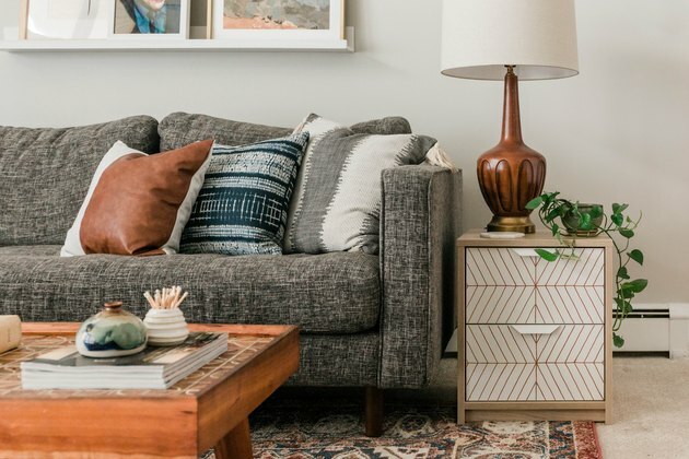 Idéias de quarto cinza com sofá e decoração da sala por Carrie Waller