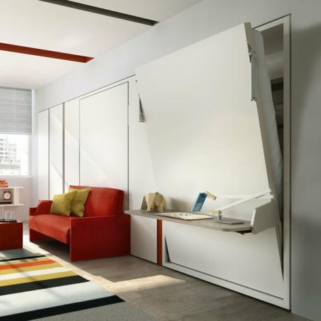 sala com sofá vermelho e parede móvel