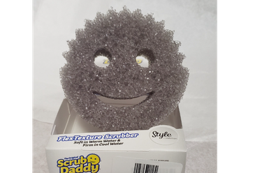 Harmaa Scrub Daddy -hymiösieni pakkauksessa.