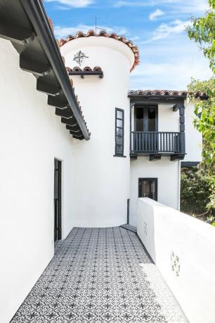 witte traditionele stucwerk huizen met patroon tegel loopbrug en balkon