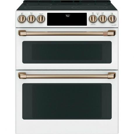 Fogão duplo forno em branco com ferragem de latão escovado