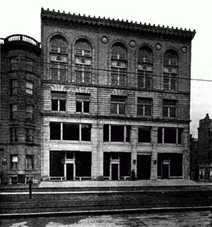 zwart-wit foto van het New Century Building op Huntington Avenue