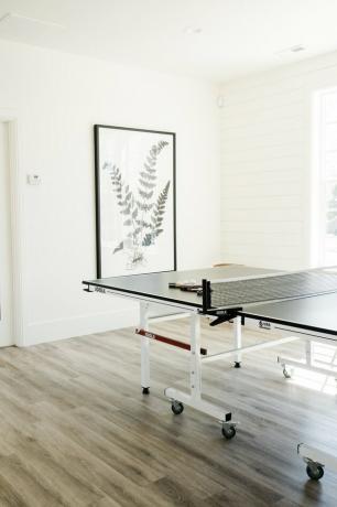 ideias mínimas de sala de jogos para garagem com arte de parede botânica