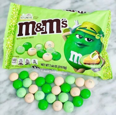 Key Lime Pie M&M's na bijeloj mramornoj pozadini