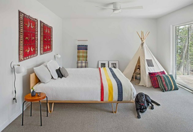 Quartos infantis com tenda e cobertor Hudson Bay na cama