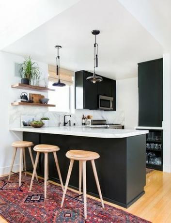 килими в кухнята с черни шкафове