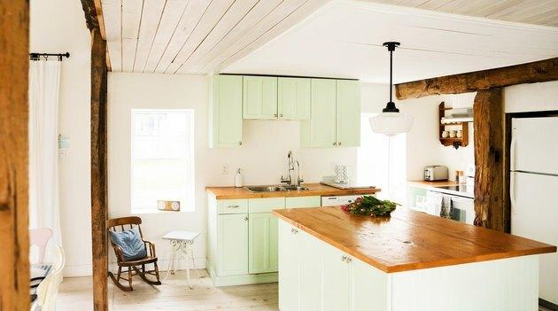 Idéias de sala verde com armários de cozinha verde Minty
