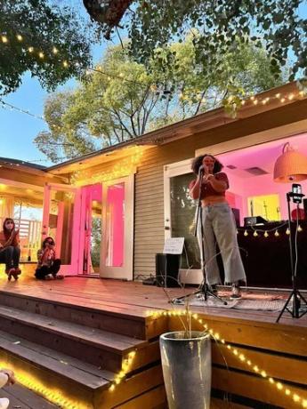 Sasha Jones na podujatí queer poézie Readings at Sunset
