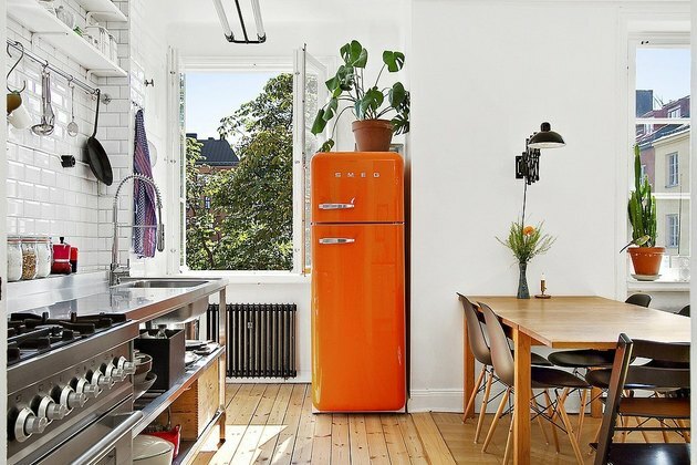 idea di colore cucina fresca e ariosa con frigo arancione brillante