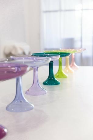 bolo colorido fica em cima da mesa de Estelle Colored Glass