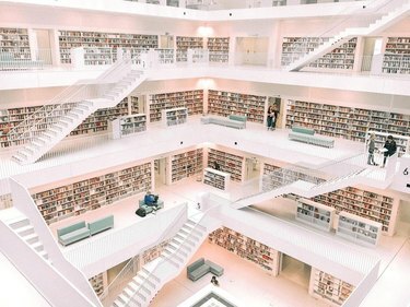interior da biblioteca da cidade de estugarda