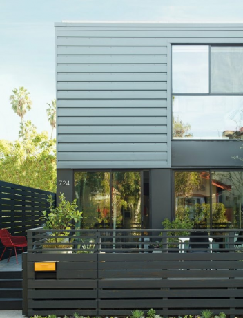 Exterior contemporâneo da casa em cinza com deck moderno