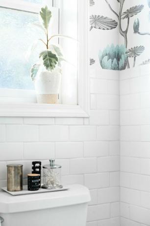 فكرة ستارة الحمام مع بلاط مترو أنفاق أبيض وورق حائط زهري ونافذة فوق المرحاض