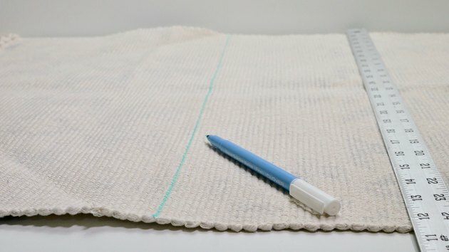 Маркиране на линия на рязане на килим за проект DIY Fringe Pillow