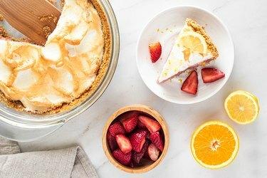 Torta di meringa alle fragole e agrumi