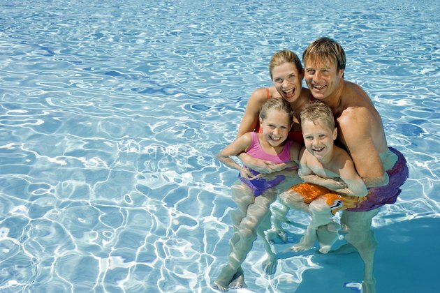 Familie i svømmebasseng