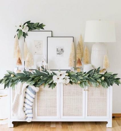 Idéia de tema de Natal DIY com guirlanda e meias
