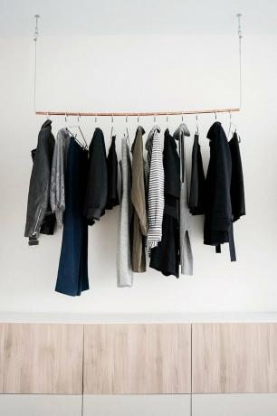 idéias minimalistas do armário industrial no quarto branco
