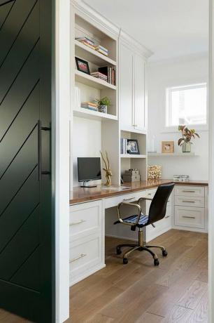 Portas de home office com porta de celeiro preta com padrão espinha de peixe da ADŌR Bespoke Homes