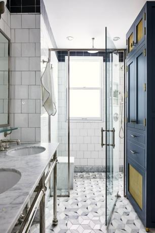 banheiro glamouroso branco e cinza com porta de box de vidro sem moldura