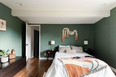 kleuren die passen bij groen, terracotta accenten in groene slaapkamer