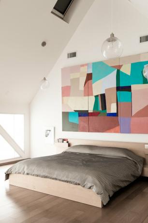 Camera da letto con soffitto alto e grandi pareti art