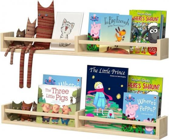 Questi scaffali galleggianti in legno naturale tengono perfettamente libri illustrati, vinile e persino forniture artigianali. Considera di usarli per aggiornare un asilo nido, una stanza dei bambini o una cucina.