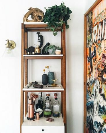 woonkamer bar idee met bohemien planken en oversized poster print