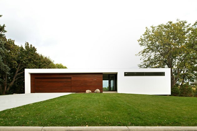 Casa Bauhaus em branco e acabamentos em madeira em uma forma elegante e quadrada
