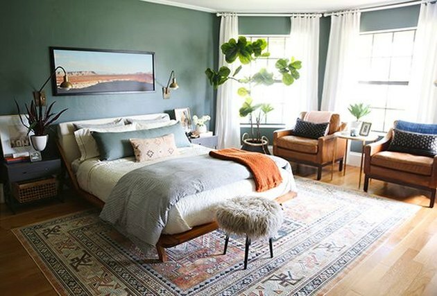 groene boho kamer met kleed en leren fauteuils