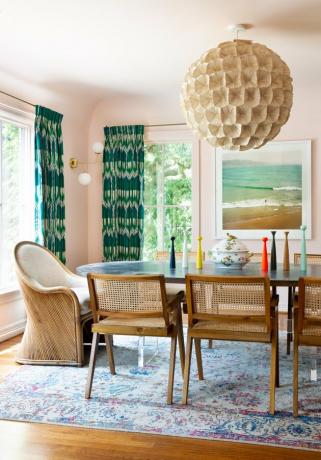 Tratamentos contemporâneos para janelas Cortinas estampadas verdes em uma sala de jantar projetada por Mary Patton Design