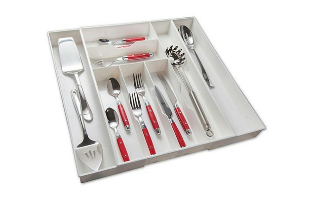 Organizador de gaveta de utensílio branco com talheres com alças vermelhas