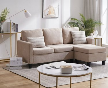 Beige L-formet sofa