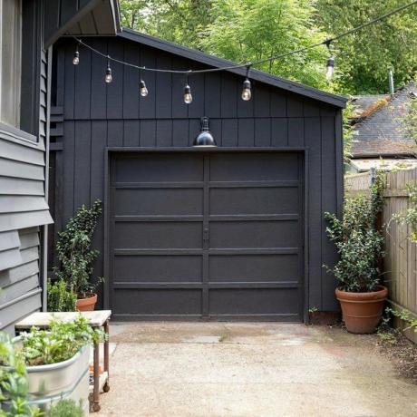 portas de garagem modernas com painéis pretos e iluminação moderna