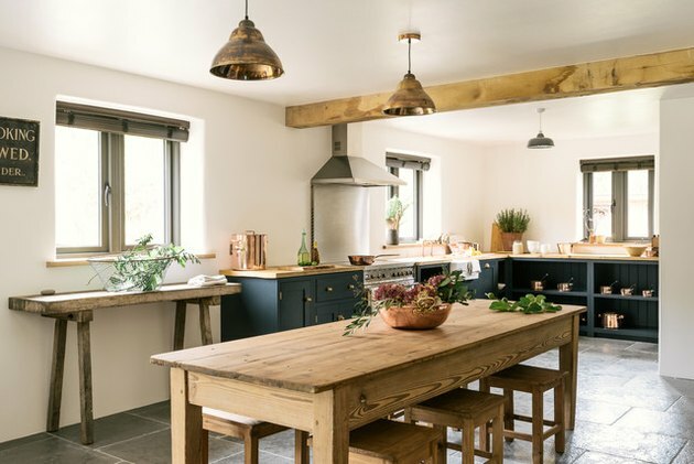 نافذة مطبخ ريفية مع ستائر فينيسية وعارضة خشبية مكشوفة