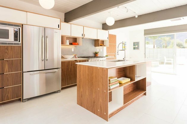 مطبخ Palm Springs midcentury مع بلاط أرضية المطبخ الأبيض