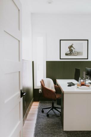 Zöld otthoni iroda wainscoting és modern dekorációval