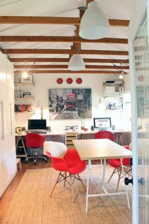 Small Garage Ideas como um escritório doméstico com vigas expostas e mesas