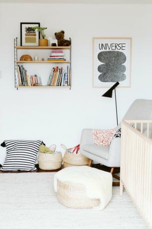 wit minimalistisch kinderkamerdecor met wandrek en poefs