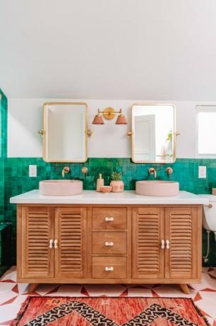 valkoinen kylpyhuone, jossa on vihreät zellige-laatat ja puinen turhamaisuus