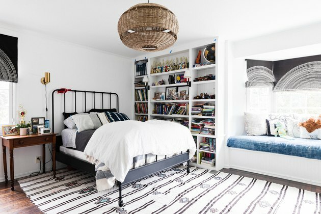 idea della camera da letto con giroletto in ferro e libreria da pavimento a soffitto accanto al finestrino