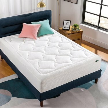 Zinus 12 tuuman Cloud Memory Foam -patja