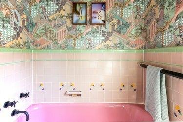 गुलाबी बाथटब के साथ गेस्ट बाथरूम में विंटेज टाइल