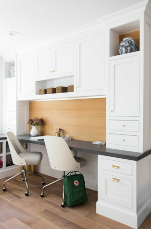 Home Office for Two White armários embutidos com mesa, cadeiras brancas.