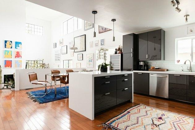 Loft moderno com ilha de cozinha contemporânea