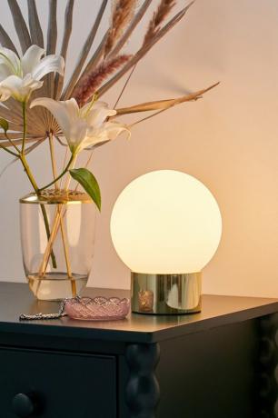 maneiras de decorar para o mini abajur de mesa e buquê floral